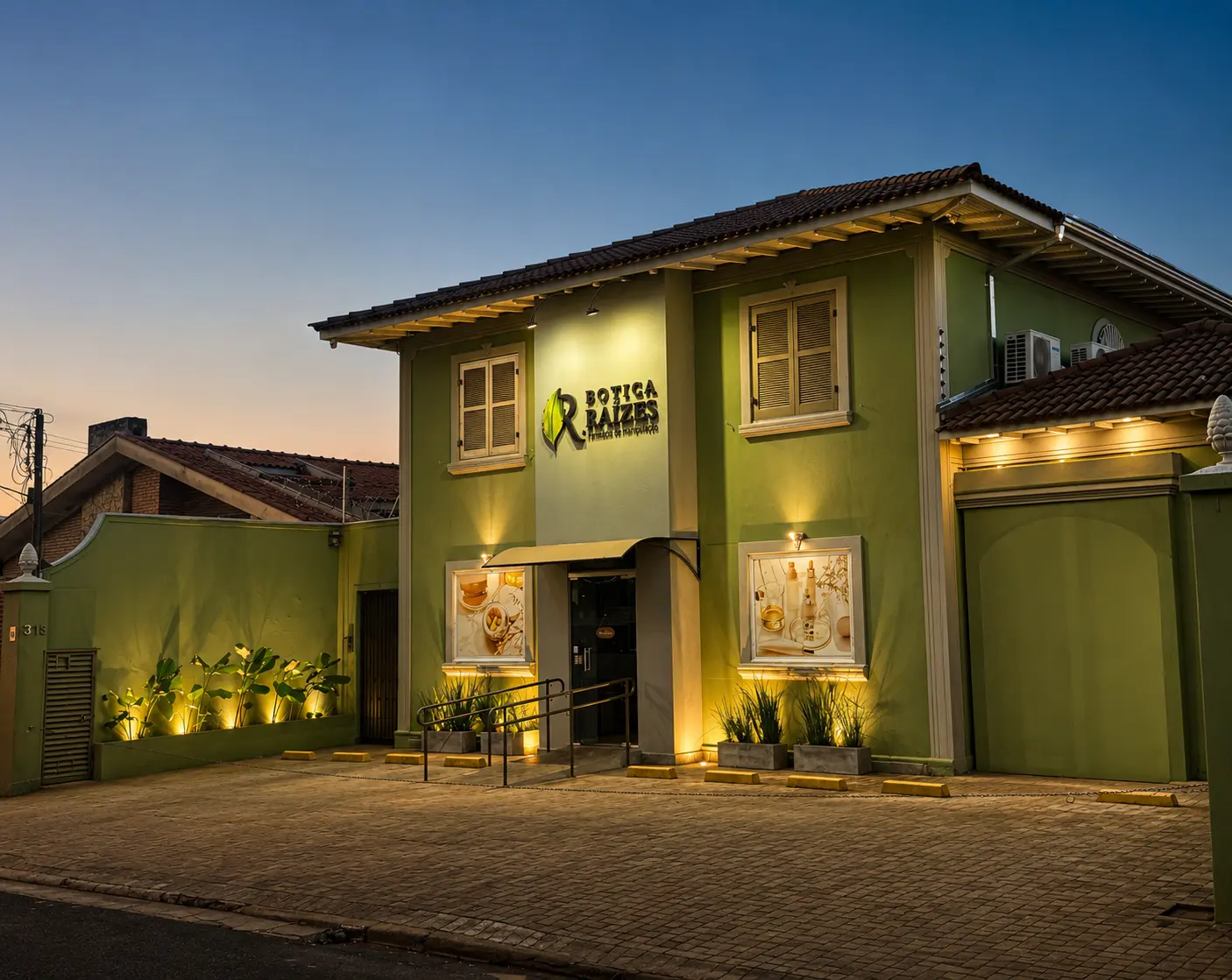 Fachada da Botica Raízes ao entardecer