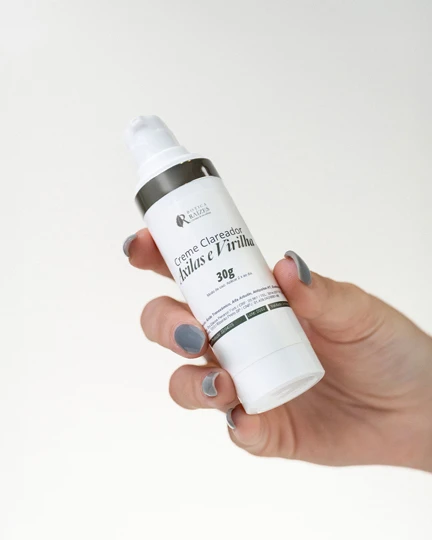 Creme clareador para axilas e virilhas da Botica Raízes, apresentado em frasco branco com válvula pump.